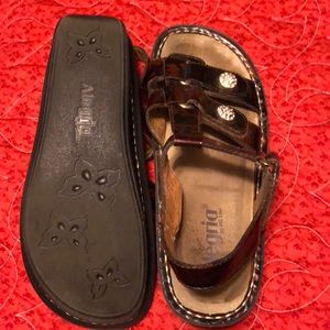 Allergia brown sandal